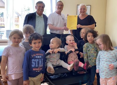 Montessori-Kinderhaus erhält Spende für einen Zwillingskinderwagen